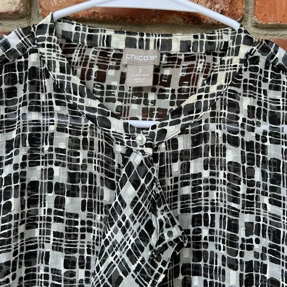 Chico’s Sheer Ruffled Neckline Blouse Size 3/XL - Picture 3 of 7